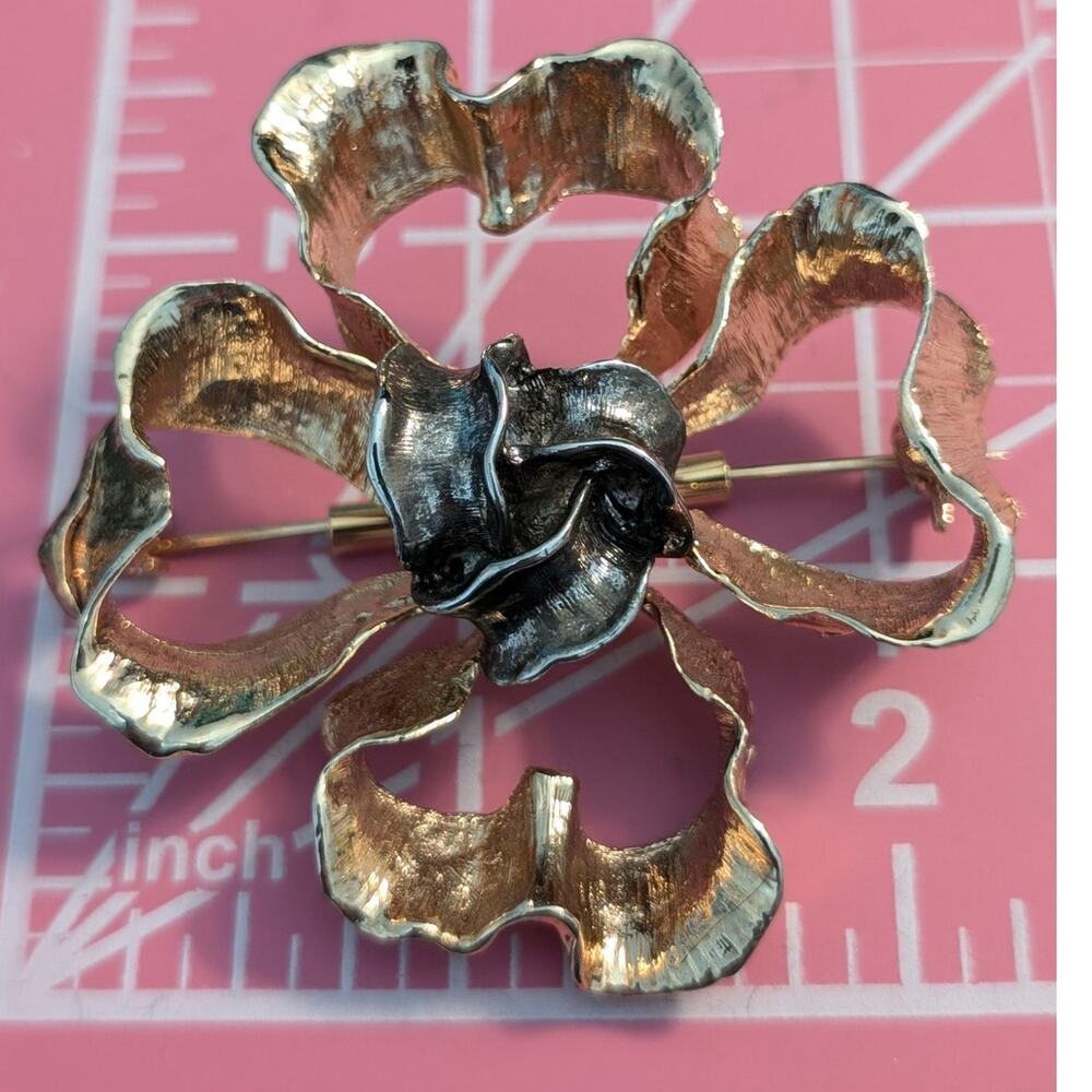 Designer Signed Oscar de la Renta Vintage Two Toned Ribbon Flower Brooch - Picture 4 of 4